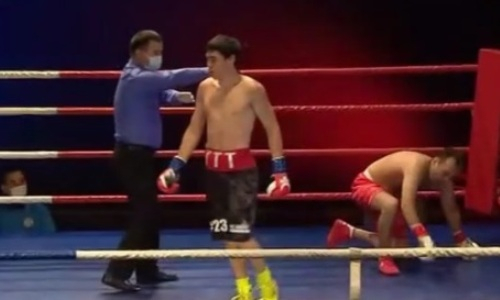 Как 18-летний казахстанец заставил узбека ползать по рингу. Видео