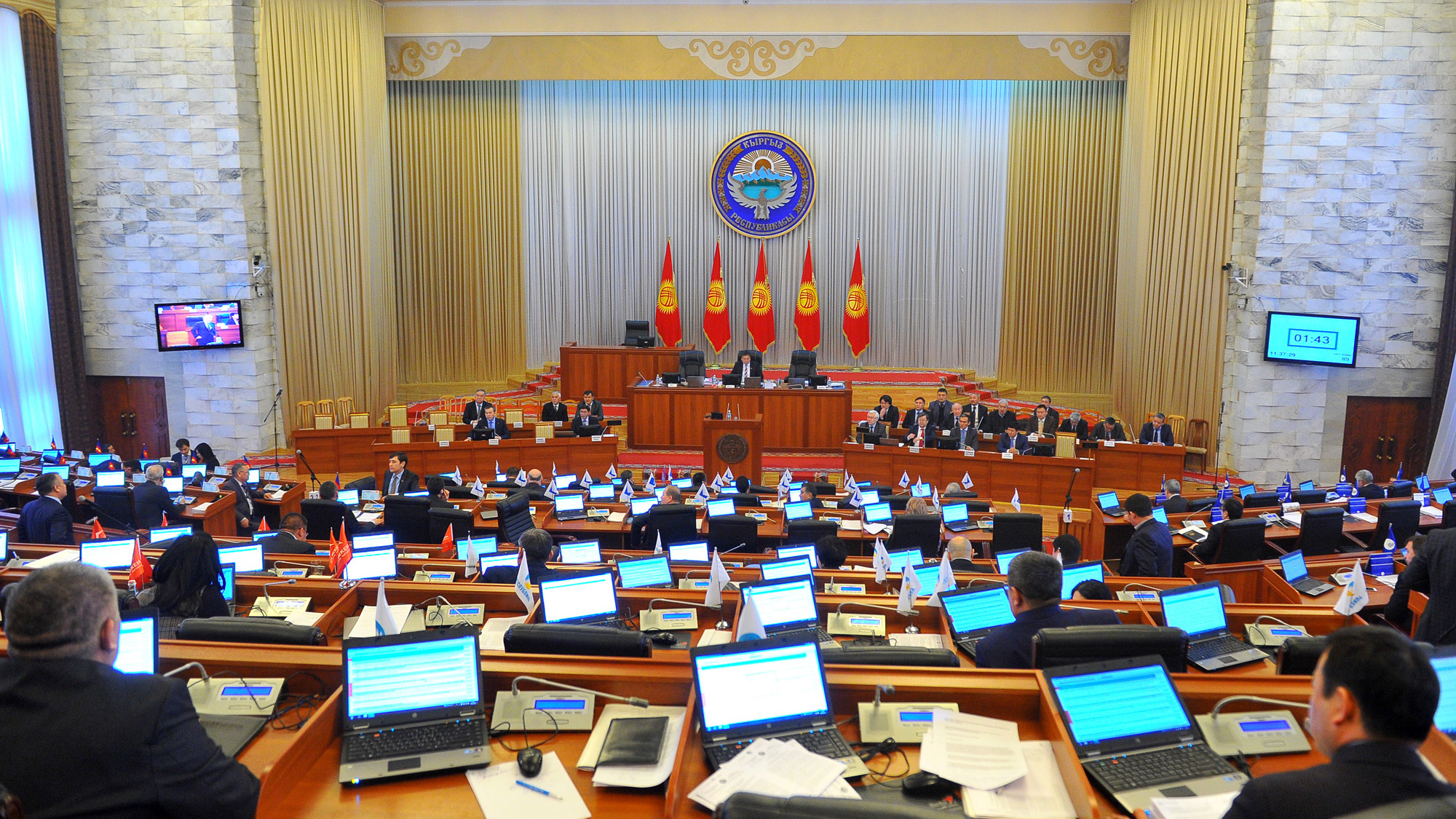 Президент Кыргызстана лишил депутатов служебных машин и сократил им зарплаты