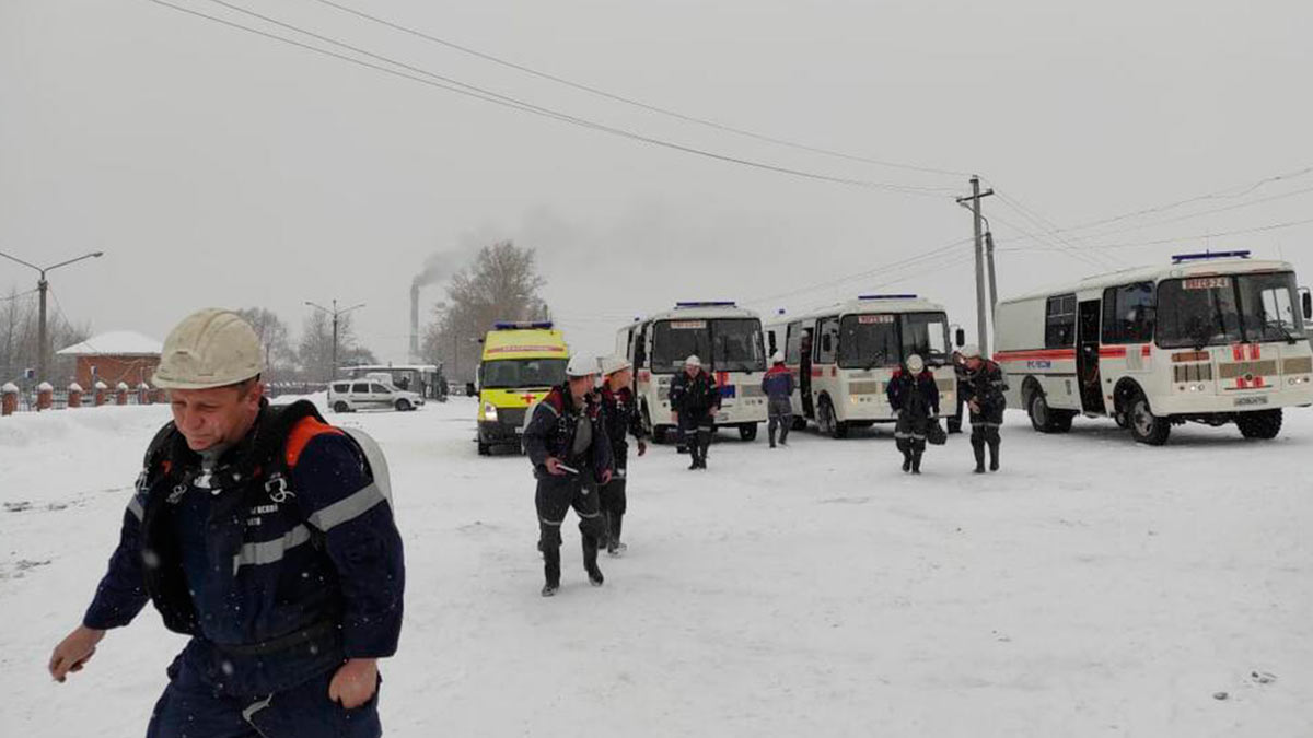Число погибших при аварии на шахте в России увеличилось