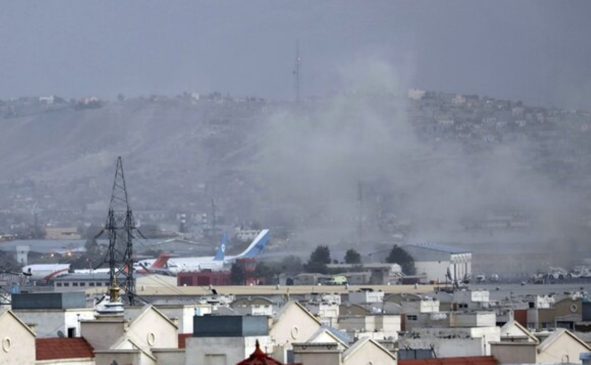 Одна из ракет, выпущенных по аэропорту Кабула, попала в цель
