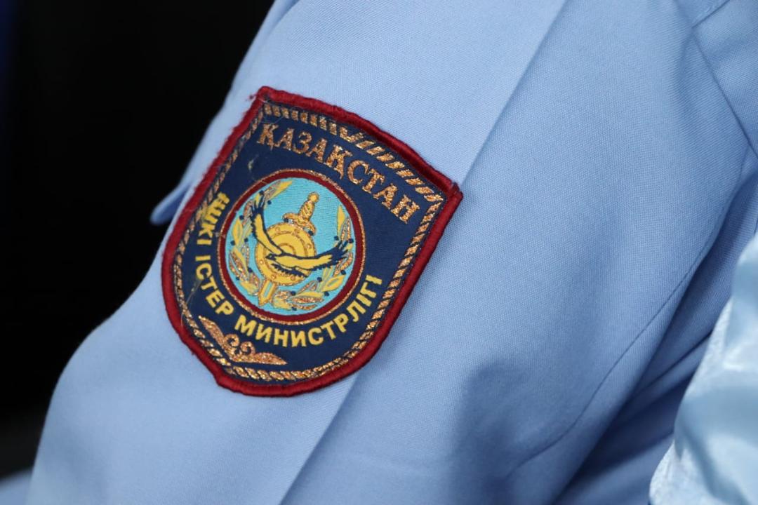 Потасовка мужчины с полицейским в аэропорту Алматы попала на видео