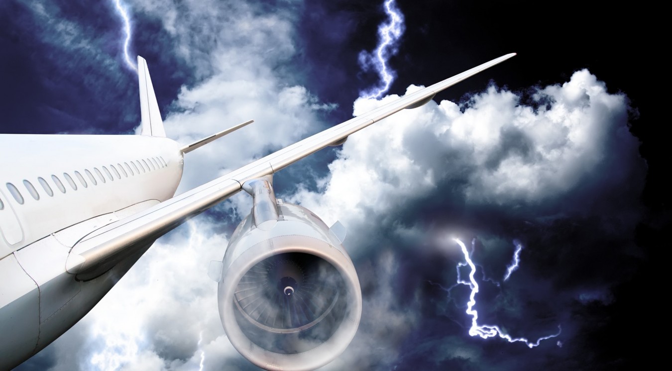 Молния ударила в вылетавший из Алматы самолет
