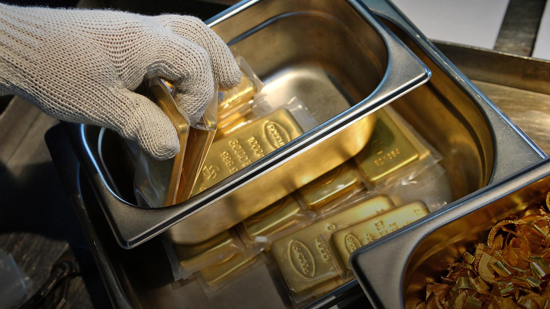 Более 100 кг золота купили казахстанцы в июле