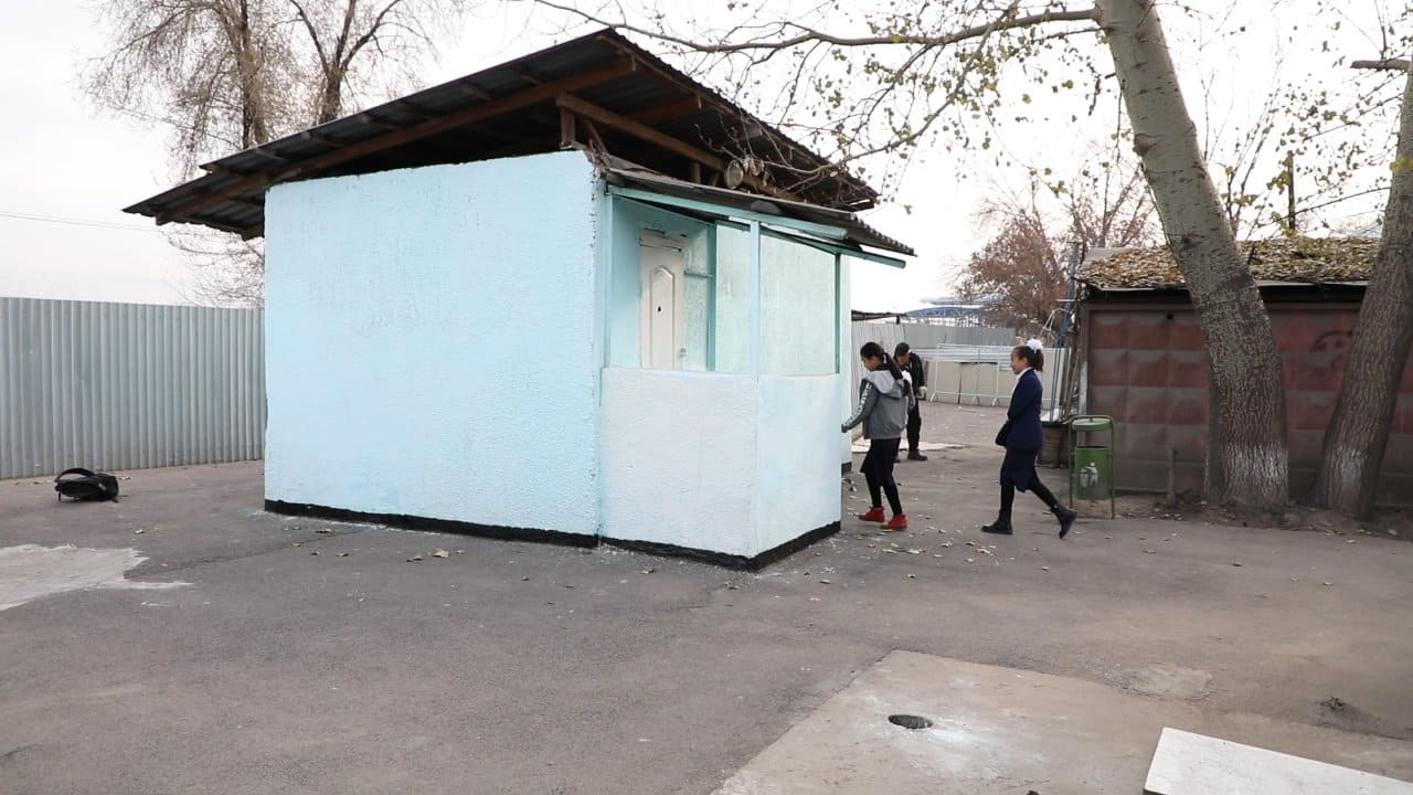 Уличные туалеты все еще присутствуют в жизни казахстанских школьников