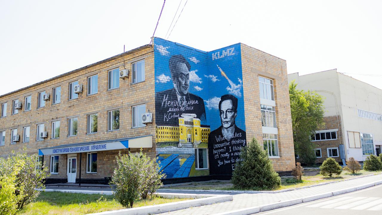 Мурал Илона Маска появился на здании в Караганде