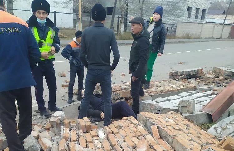 Пешехода завалило кирпичным забором, снесенным машиной в Павлодаре