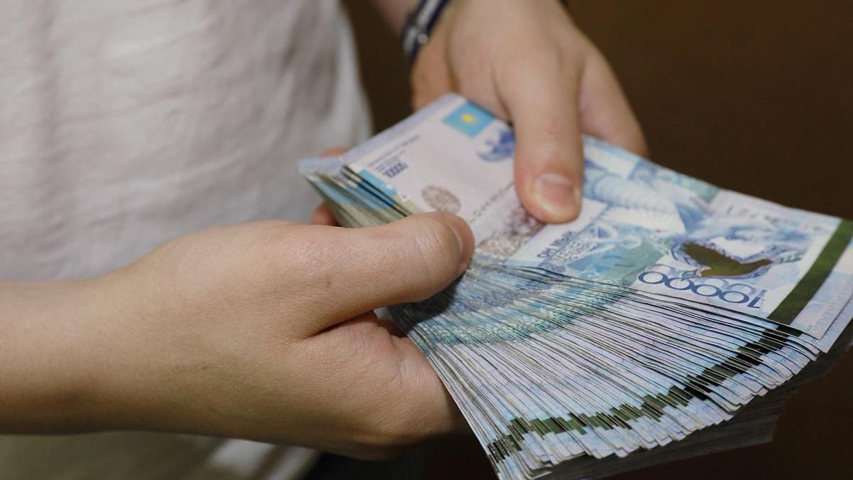 180 миллионов тенге в рублях. Деньги тенге. Пачка казахстанских денег в руке. Тенге в руках. Деньги в руках.