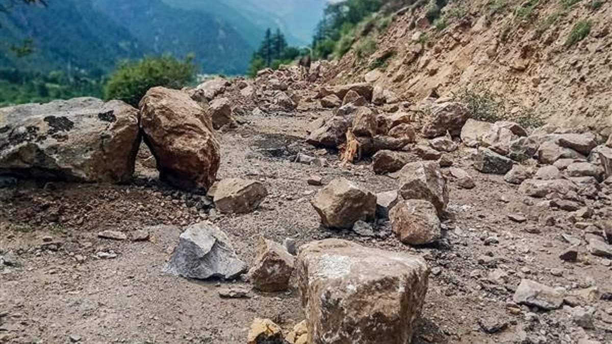 Жуткое видео камнепада, убившего туристов в Индии, появилось в Сети