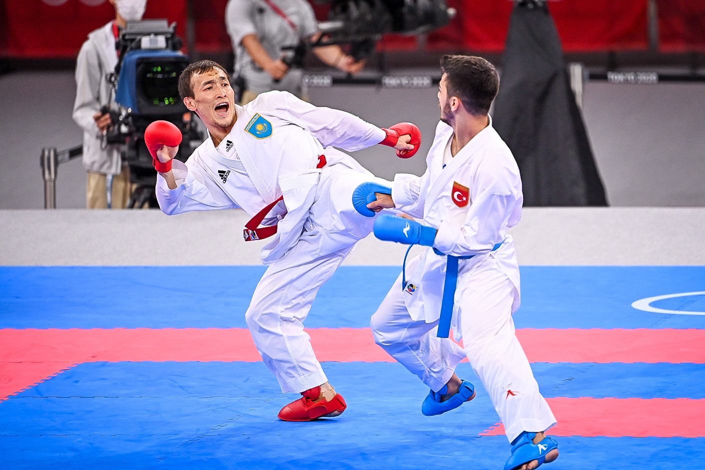 Казахстанский каратист стартовал с победы в Токио