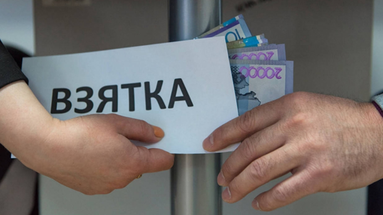 В Алматы крупного чиновника поймали на внушительной взятке 