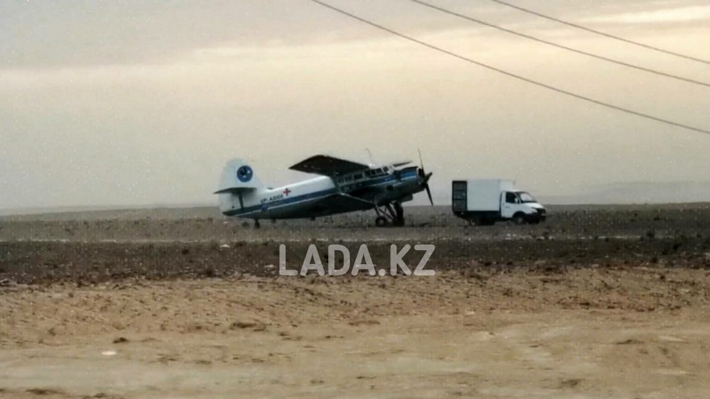 Самолет экстренно сел в степи около аэропорта Актау