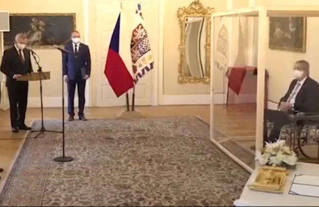 Больного президента Чехии посадили в стеклянный куб – видео