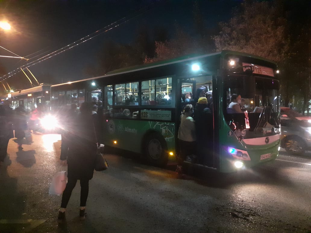 Забитые автобусы в Алматы: в чем причина?