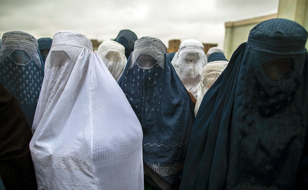 Талибы в Афганистане временно запретили выходить женщинам из дома