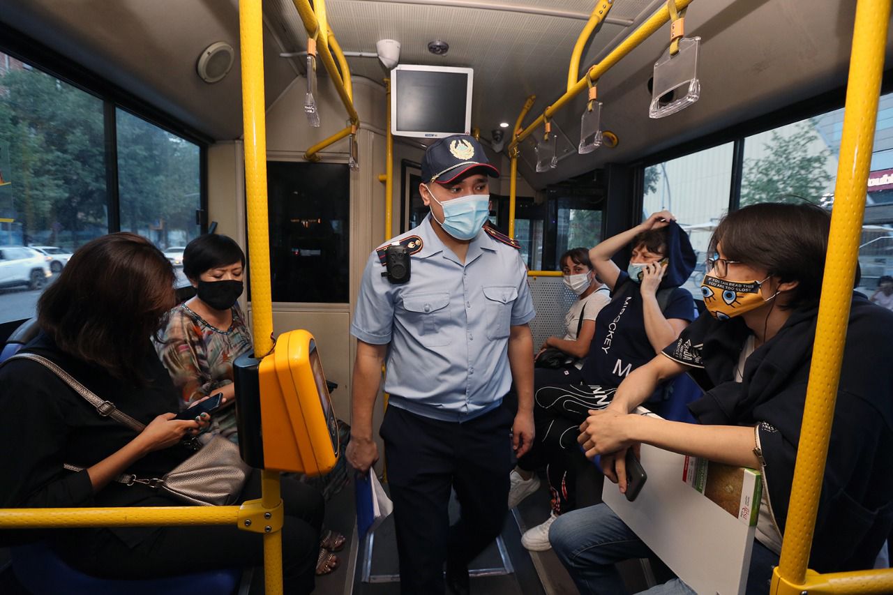 Пассажиров автобусов штрафуют за отсутствие масок в Алматы