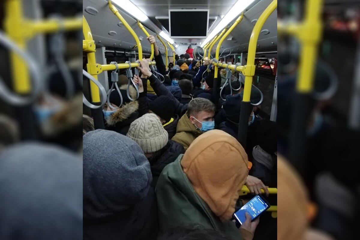 Пассажиры переполненных автобусов разыскивают акима Павлодара