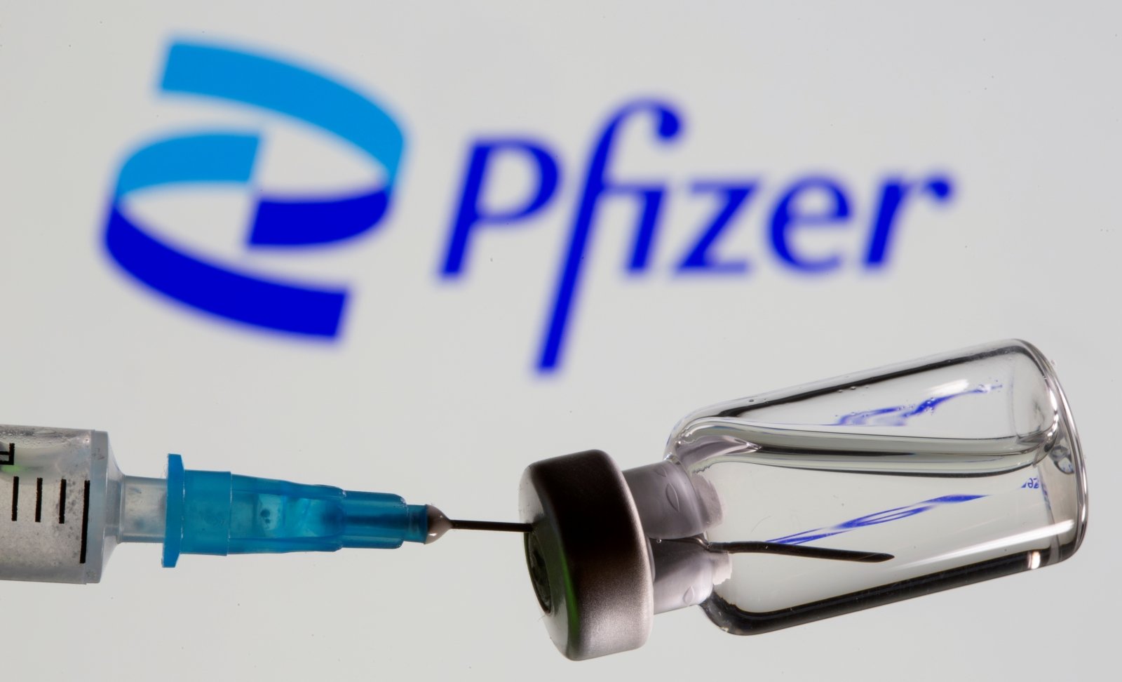 Еврокомиссия одобрила применение препарата Pfizer от COVID-19 