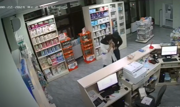 Дерзкое нападение с ножом в аптеке Нур-Султана попало на видео