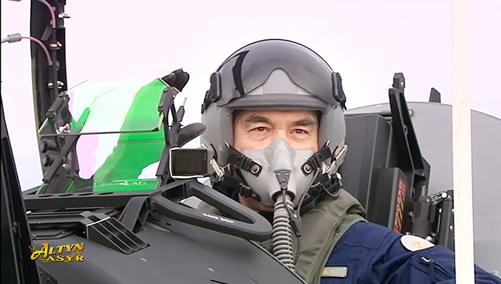 Президент Туркменистана сам испытал сверхзвуковой самолет