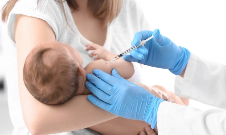 Младенцев вакцинировали против коронавируса во Вьетнаме