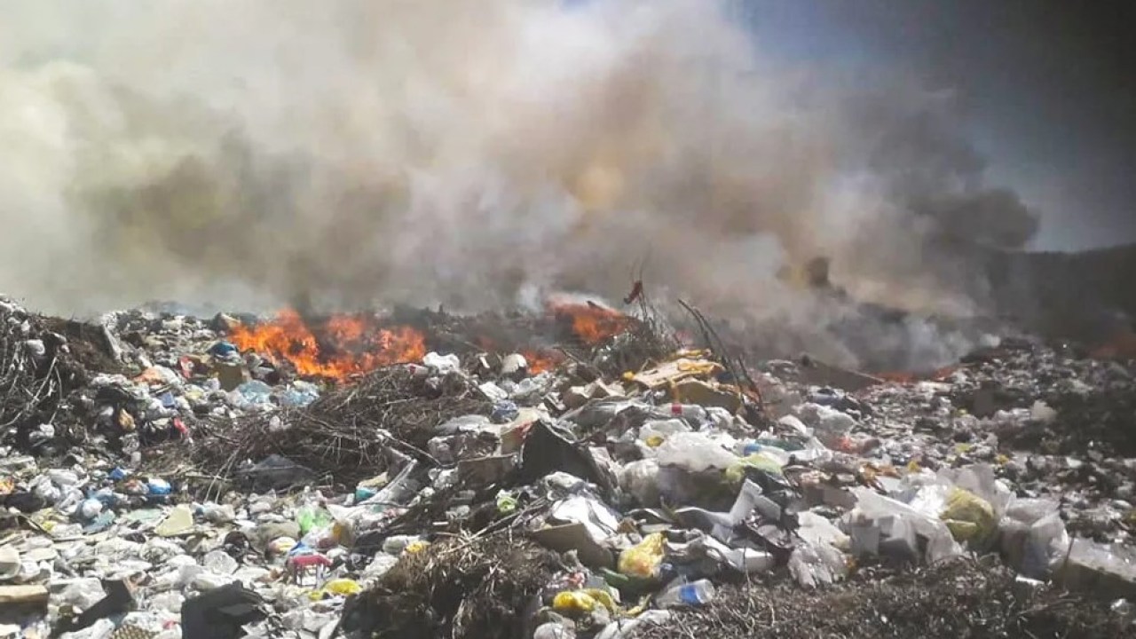 Из-за горевшей мусорной свалки воздух Актобе заполнился азотом