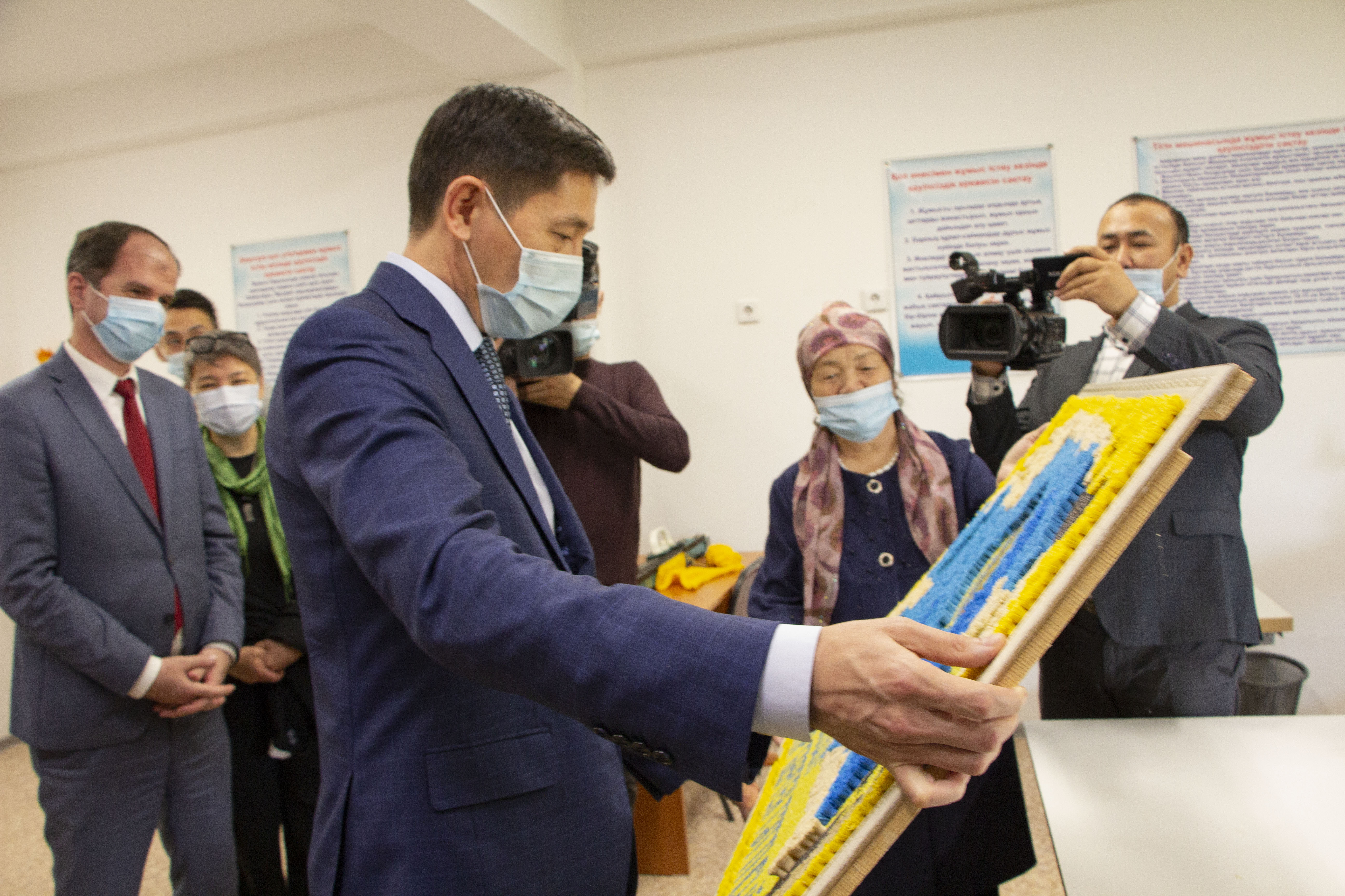 В Кызылорде вице-министр соцзащиты обещал купить картину