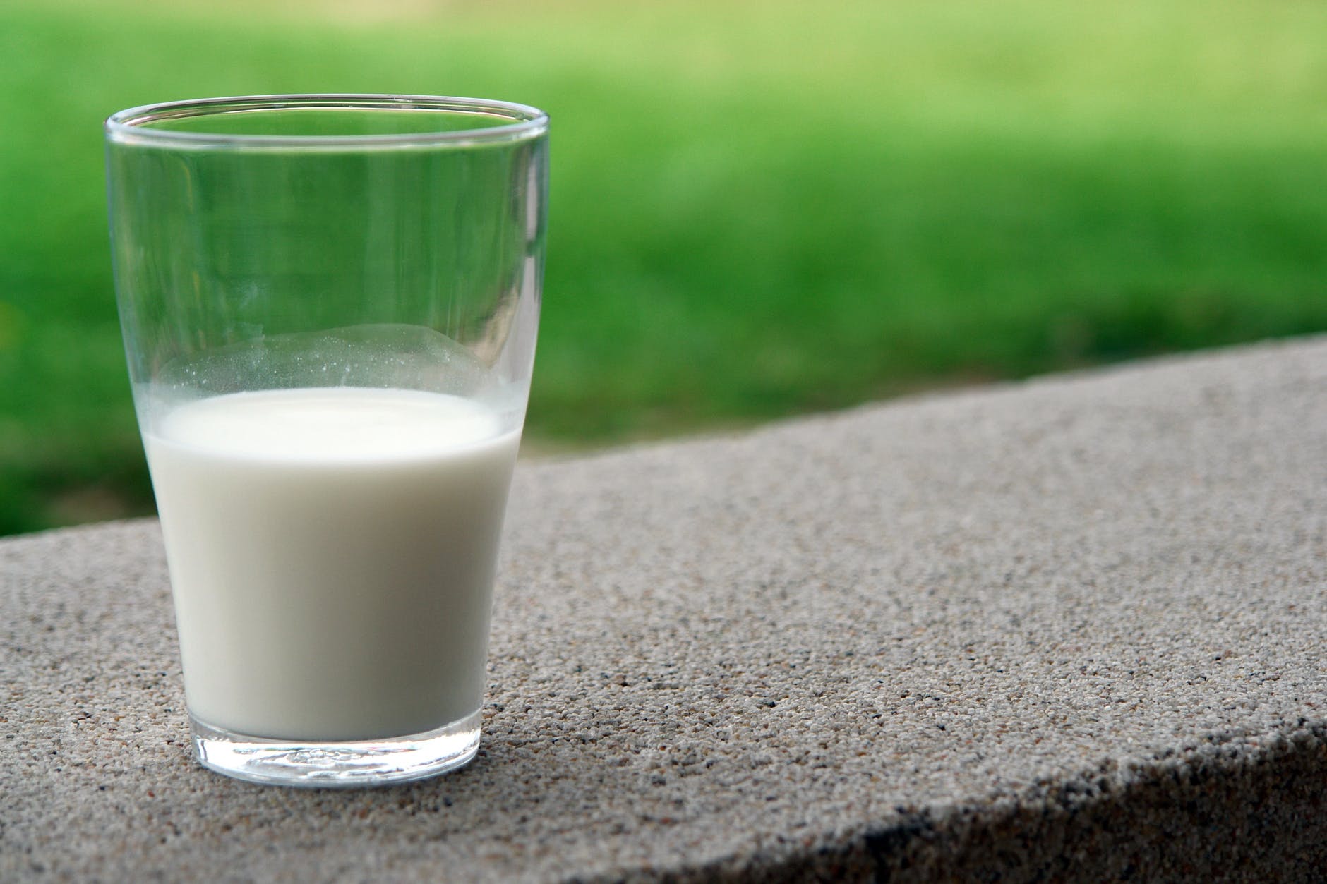 Молоко стало дорого пить?