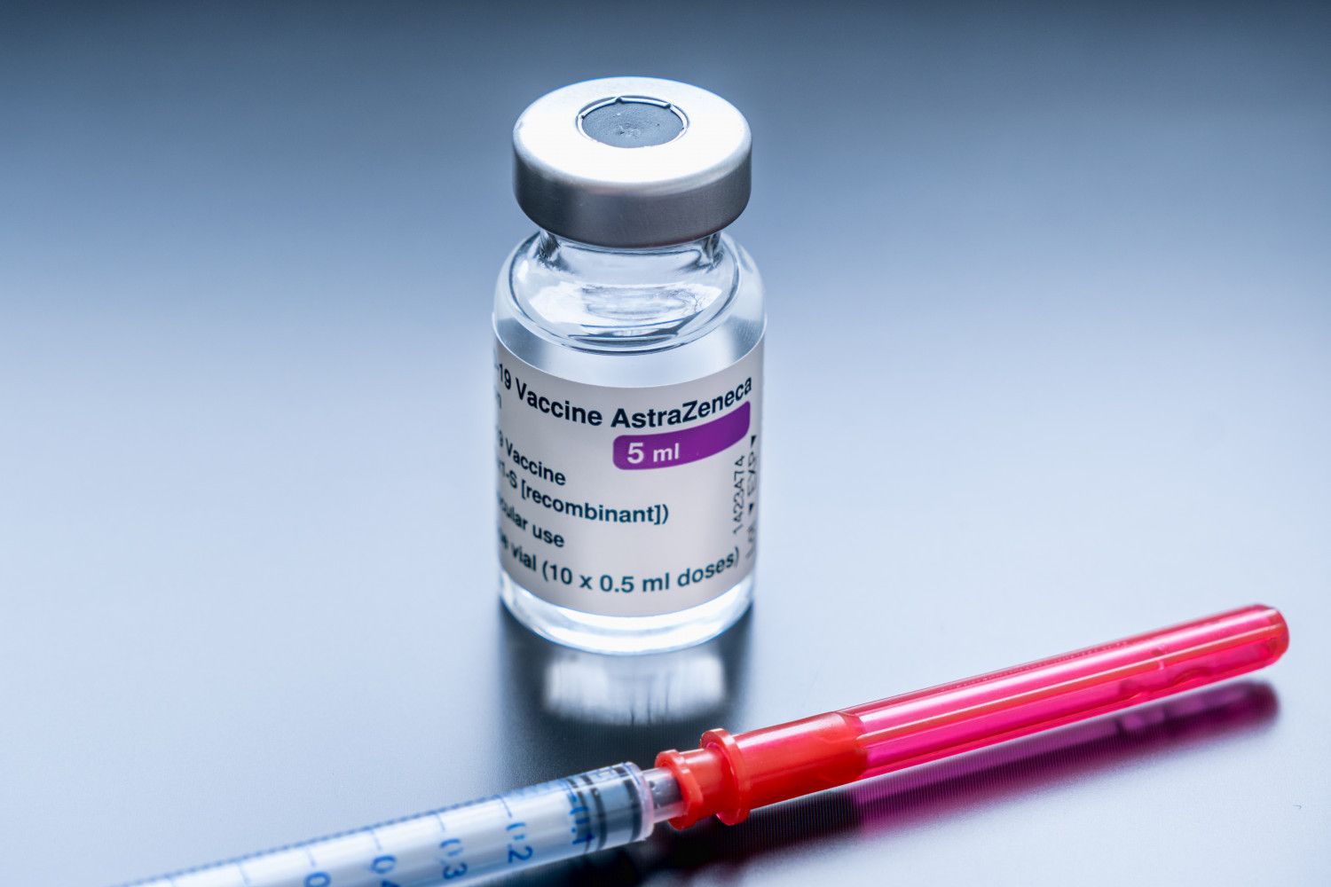 Ученые выяснили, почему образуются тромбы после вакцины от AstraZeneca