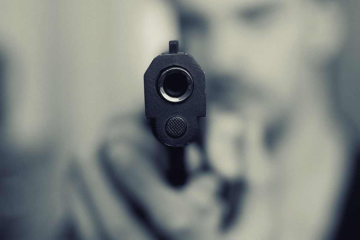 Мужчина с пистолетом пытался прорваться в детский сад Алматы