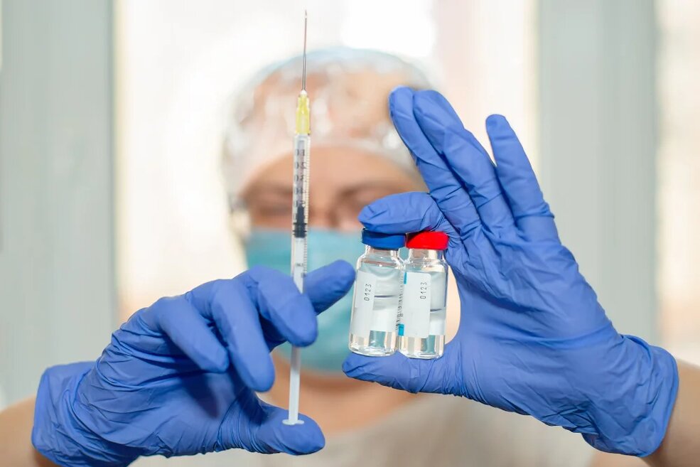 Обязательную вакцинацию работников против ковида закрепили в санэпидтребованиях