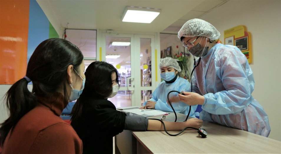Препаратом Pfizer начали вакцинировать детей и беременных в Нур-Султане