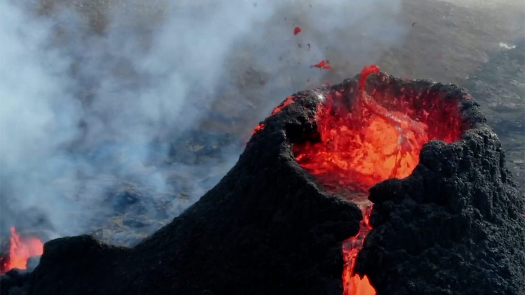 В Испании в течение месяца идет извержение вулкана