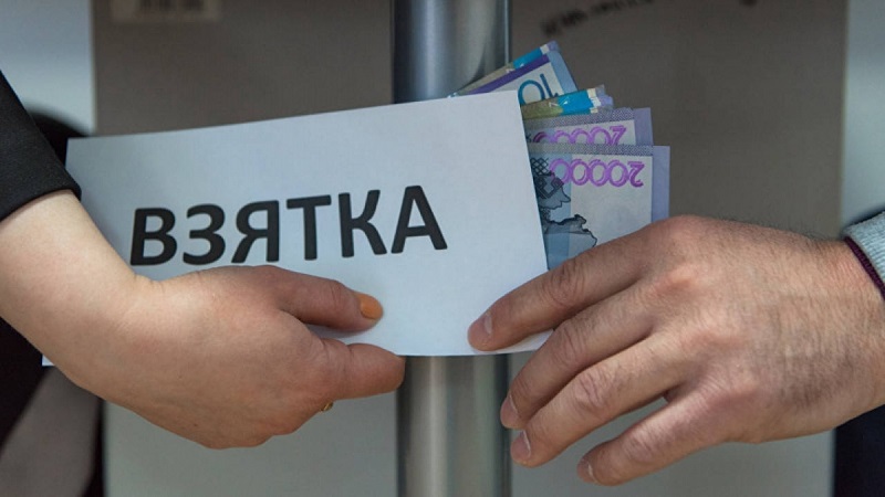 Два чиновника Атырауской области подозреваются в получении взятки в сумме 4,5 млн тенге