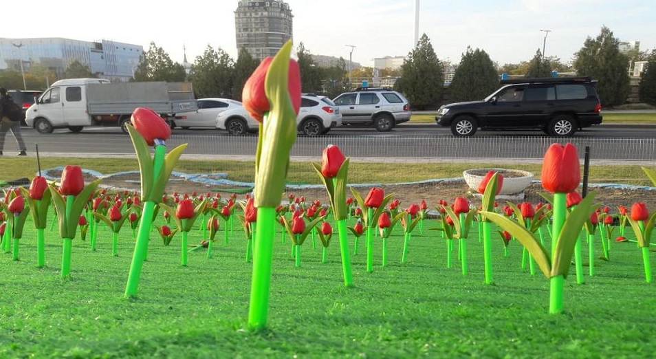"Такие же, как в Актау": пластиковые тюльпаны "посадили" в Таразе