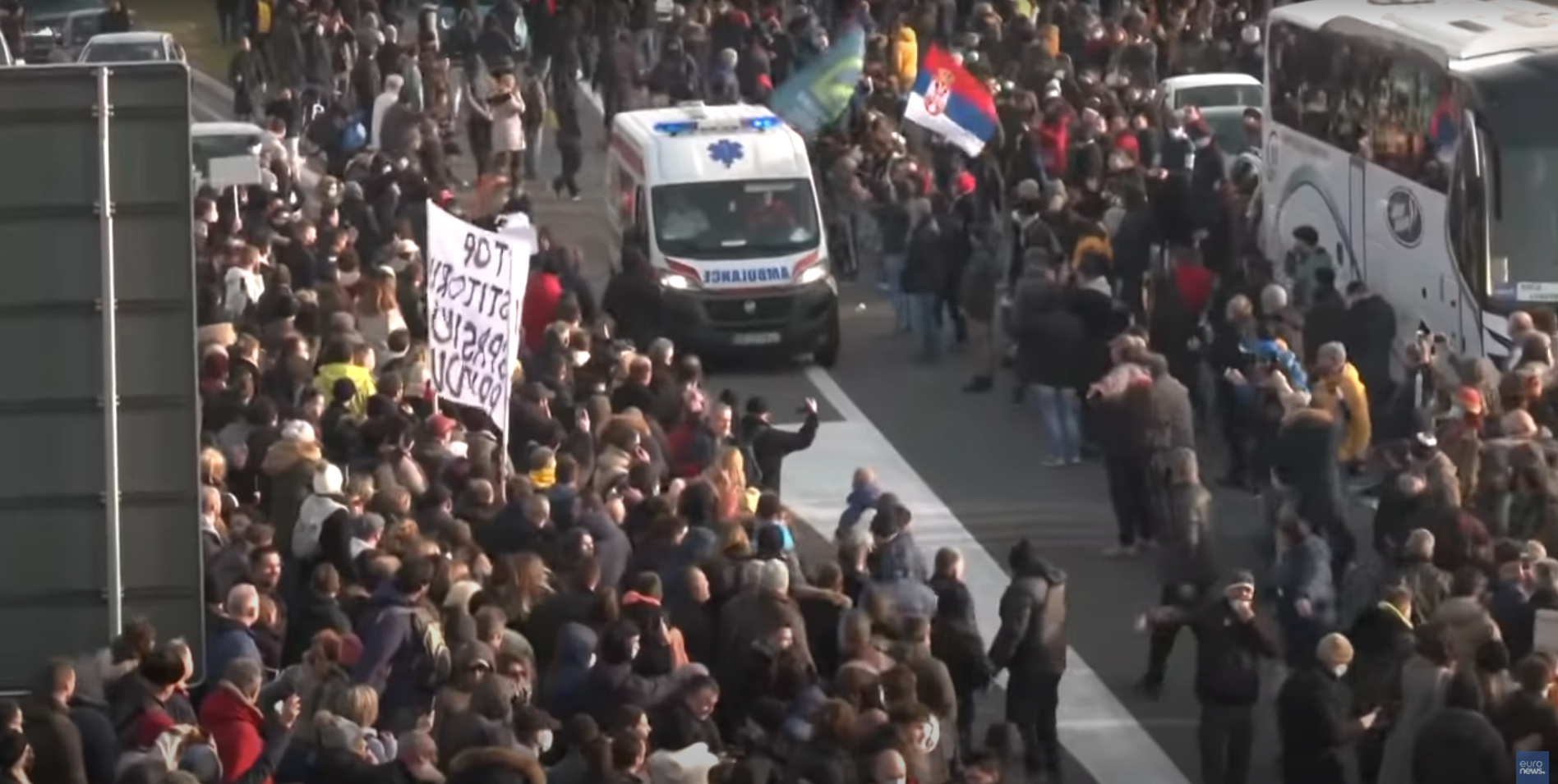 Сербы перекрыли дорогу. Протесты за Косово и Метохию. Сербская оппозиция перекрыла дорогу. Пересадка в белграде
