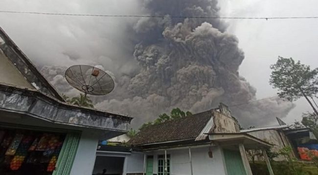 Число погибших в результате извержения вулкана в Индонезии увеличилось до 13