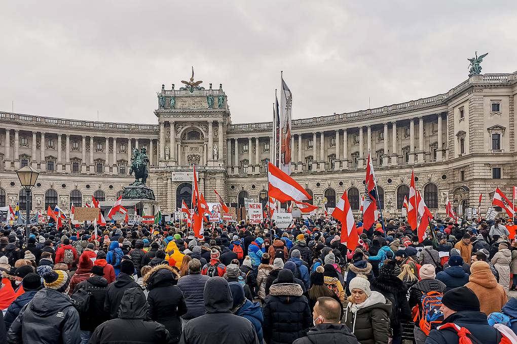 В Вене вторые выходные подряд проходят протесты против обязательной вакцинации от ковида