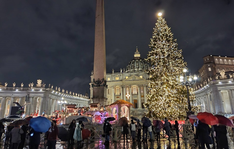 В Ватикане зажгли огни рождественской ели и открыли вертеп