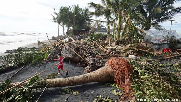 На Филиппинах от тайфуна "Раи" погибло более 70 человек